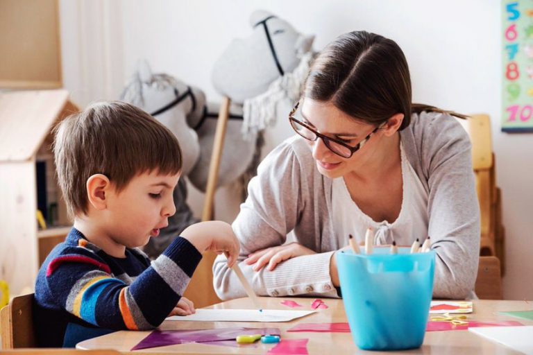 Carta a nuestro nuevo alumno:a - Profesora y estudiante en clase - International Montessori School en Sotogrande, Cádiz