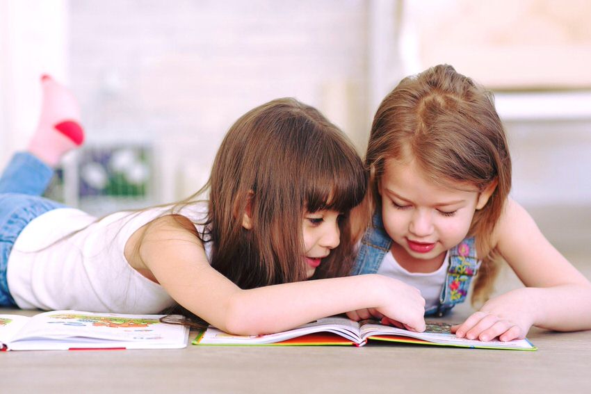 Rutina Diaria de un Estudiante en nuestra escuela Montessori - Dos niñas leyendo - International Montessori School en Sotogrande, Cádiz