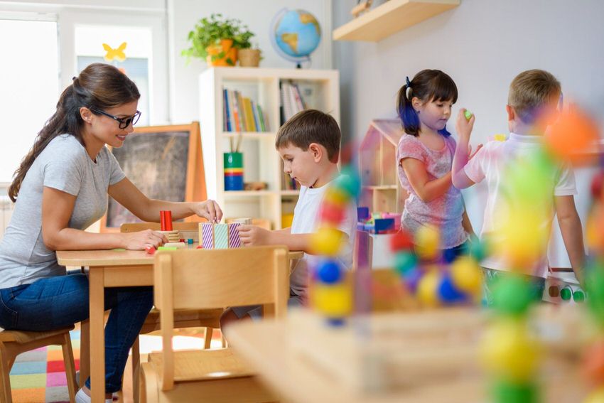 ¿Por qué tenemos clases con edades mezcladas en IMS? - Profesora trabajando actividad con niño en aula Montessori - International Montessori School en Sotogrande, Cádiz