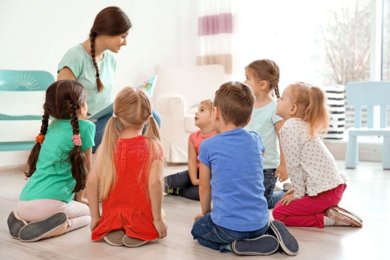¿Qué significa libertad dentro de unos límites en una clase Montessori? - Profesora con un grupo de niños - International Montessori School en Sotogrande, Cádiz