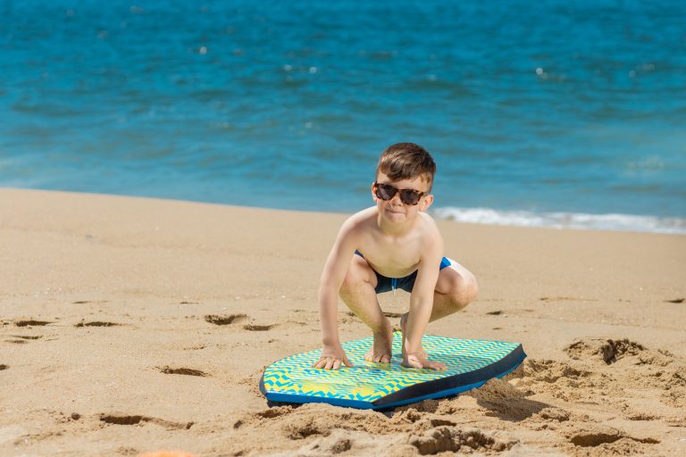 ¿Cómo puedo proteger a mi hijo del sol?