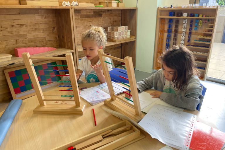 Educación Montessori: Un viaje de aprendizaje personalizado